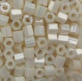 Шестиугольный 11/0 #0122 Непрозрачный глянцевый, кремово-белый